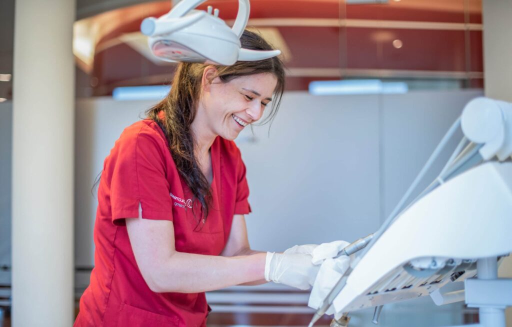 Unsere Mitarbeiterin Kim Kramp mit Spaß an der Arbeit