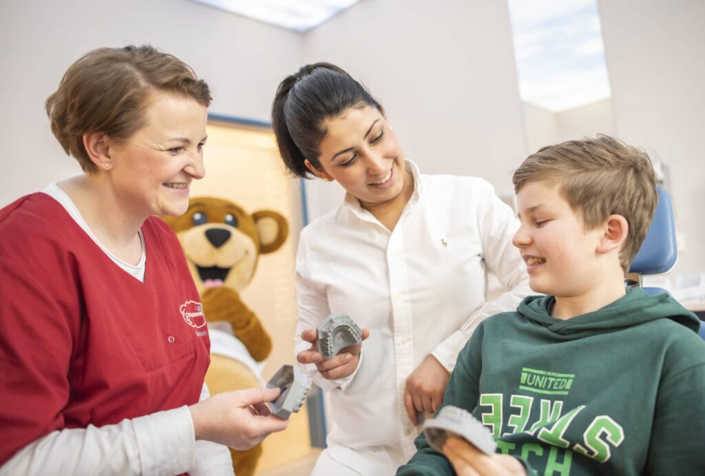 Brackets als Zahnspange sind eine beliebte Lösung bei der Zahnkorrektur von Kindern.