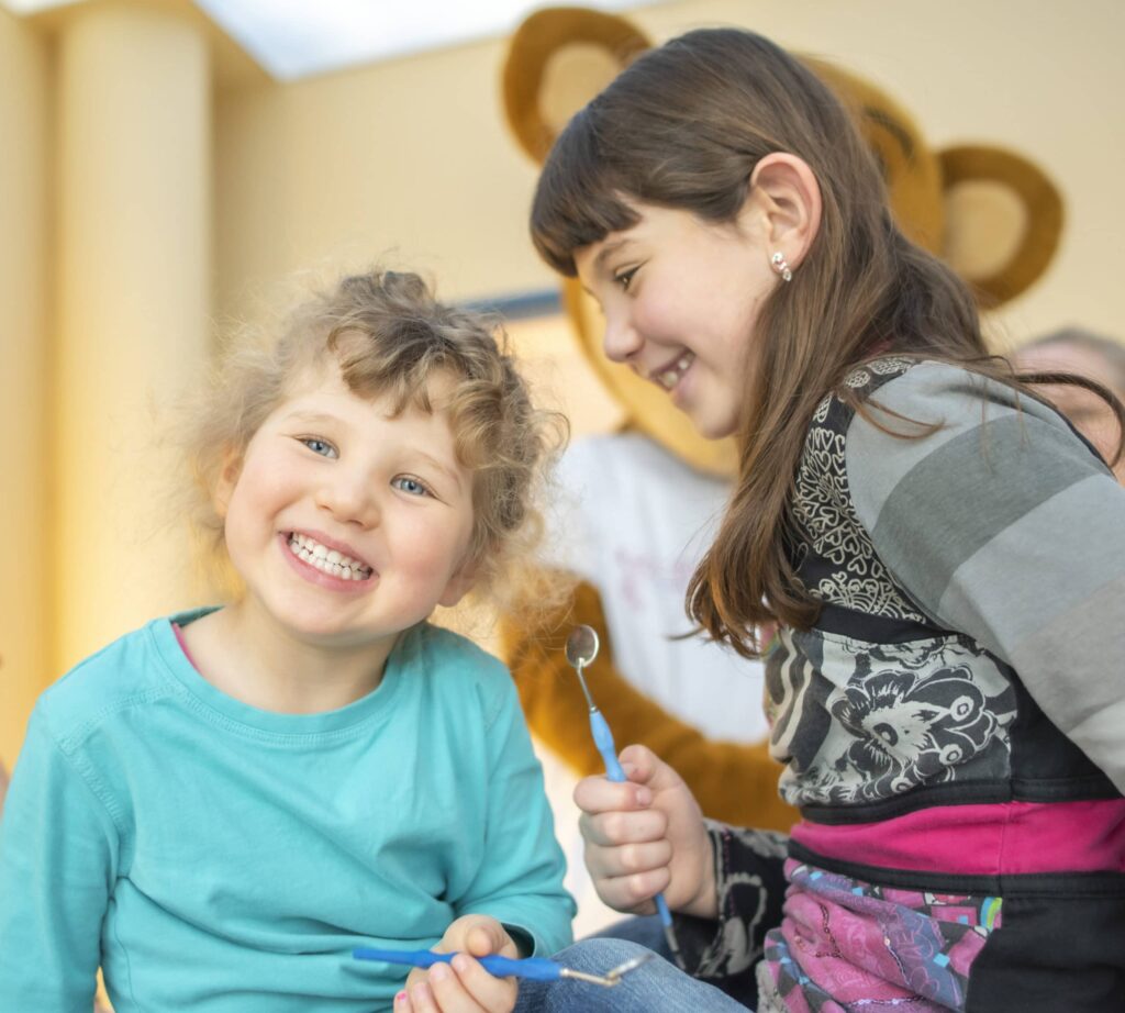 zwei unserer zufriedenen Patienten des Kids Club