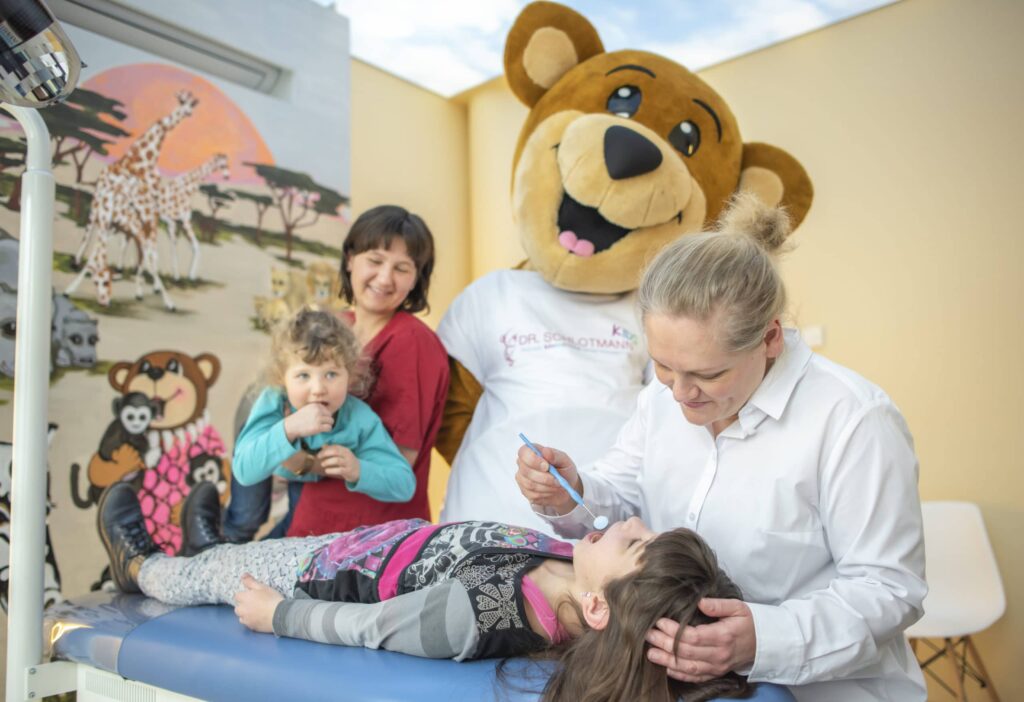 zahnmedizinische Untersuchung einer jungen Patientin des Kids Club