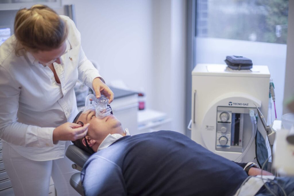 Patient bekommt Lachgas vor Behandlung von Dr. Christiane Ikenmeyer
