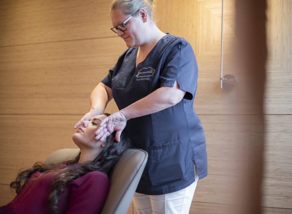 Patientin wird in Trance gesetzt durch Hypnose von Ronja Kirchmayr
