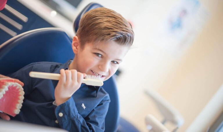 Fluor stärkt den Zahnschmelz und ist damit bestens für die Kariesprophylaxe bei Kindern geeignet.