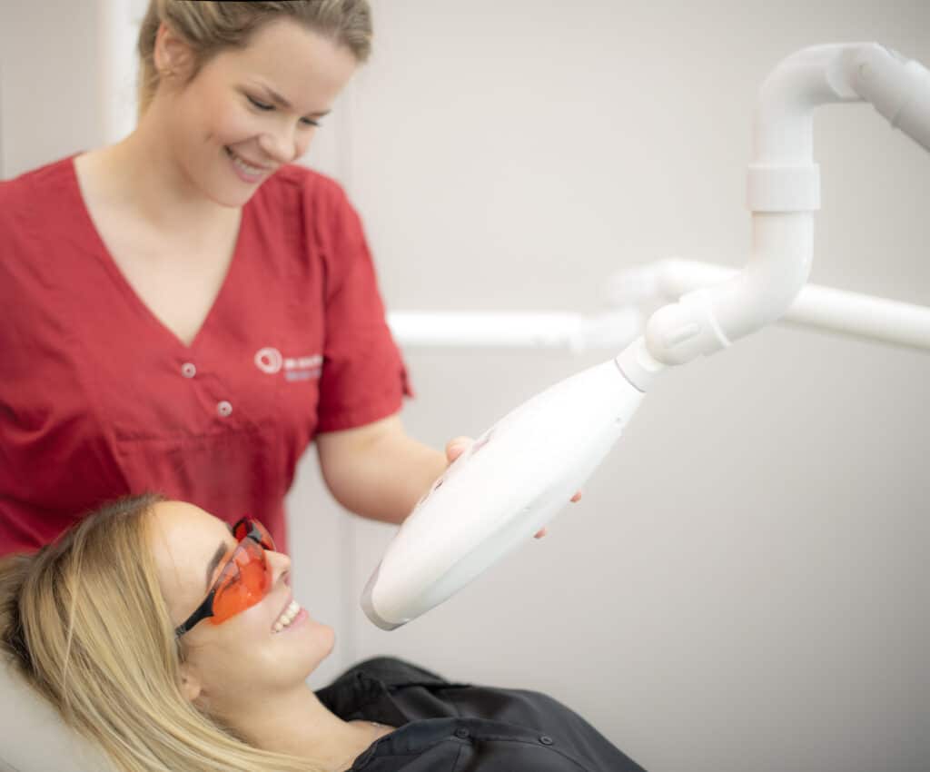 Zahnbleaching bedeutet das Aufhellen der Zähne mittels spezieller Gele.