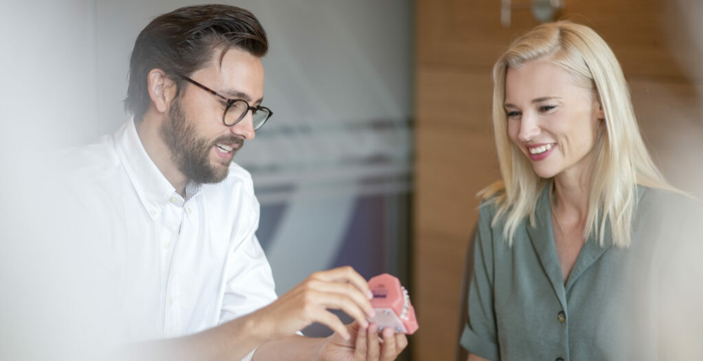 Als Experte für Kieferorthopädie für Erwachsene in Ihrer Nähe beraten wir Sie bei allen Fragen rund um die Behandlung