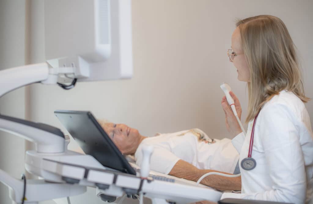 Mitarbeiterin bei der Durchführung einer Gesundheitsuntersuchung