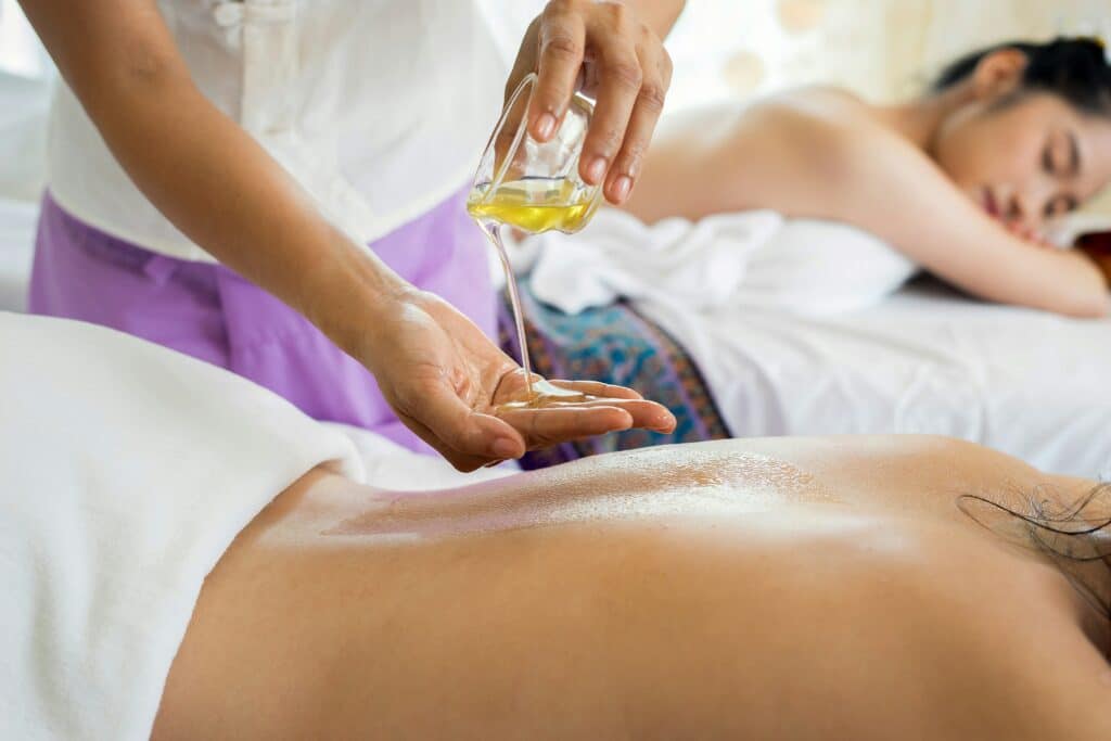Medizinische Fachangestellte führt eine Schröpfmassage durch