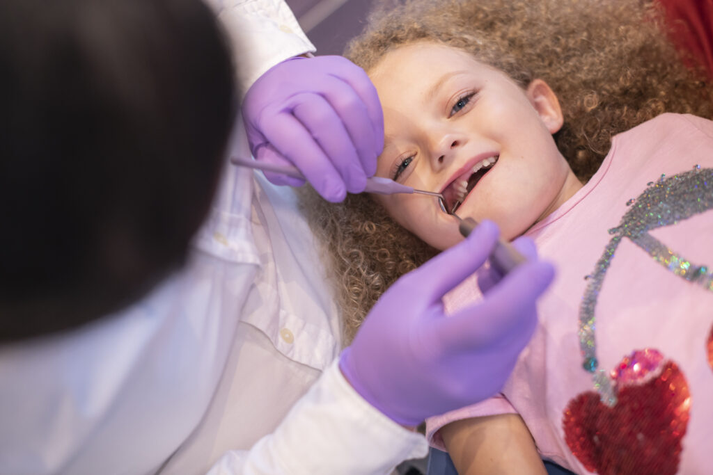 Die frühzeitige Behandlung von Kreidezähnen verhindert nachhaltige Schmerzen und Zahnprobleme bei Kindern.