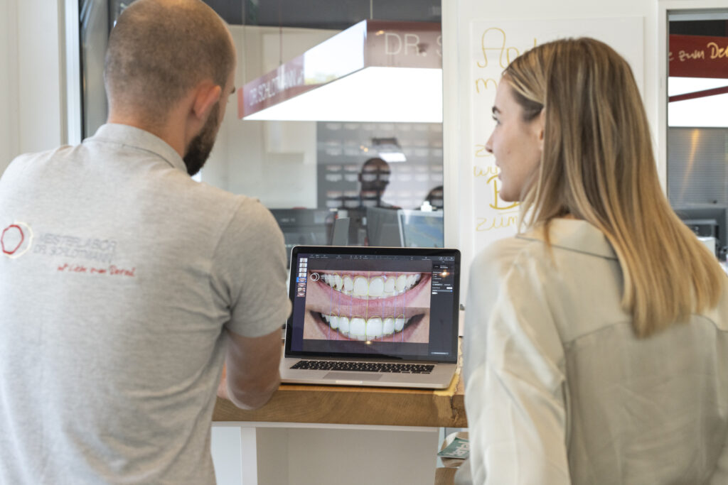 Die Zahnheilkunde bietet in Form des Digital Smile Designs neue Möglichkeiten für Patienten, ihr perfektes Lächeln beim Zahnarzt zu erhalten.