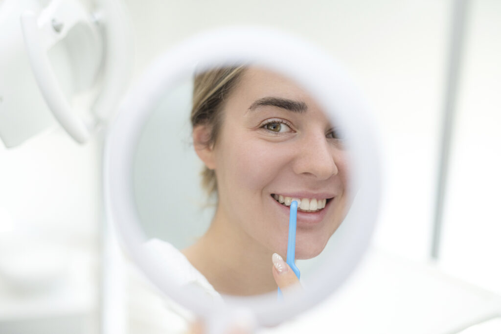 Eine Behandlung von Parodontitis beim Zahnarzt ist der einzige Weg, langfristige Schäden am Zahnapparat zu verhindern.