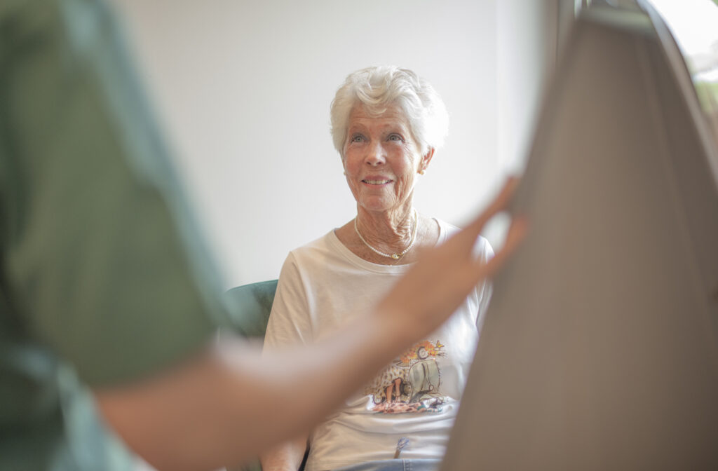 Ältere Frau lässt sich von einem Arzt zu den Möglichkeiten eines Disease Management Programms beraten.