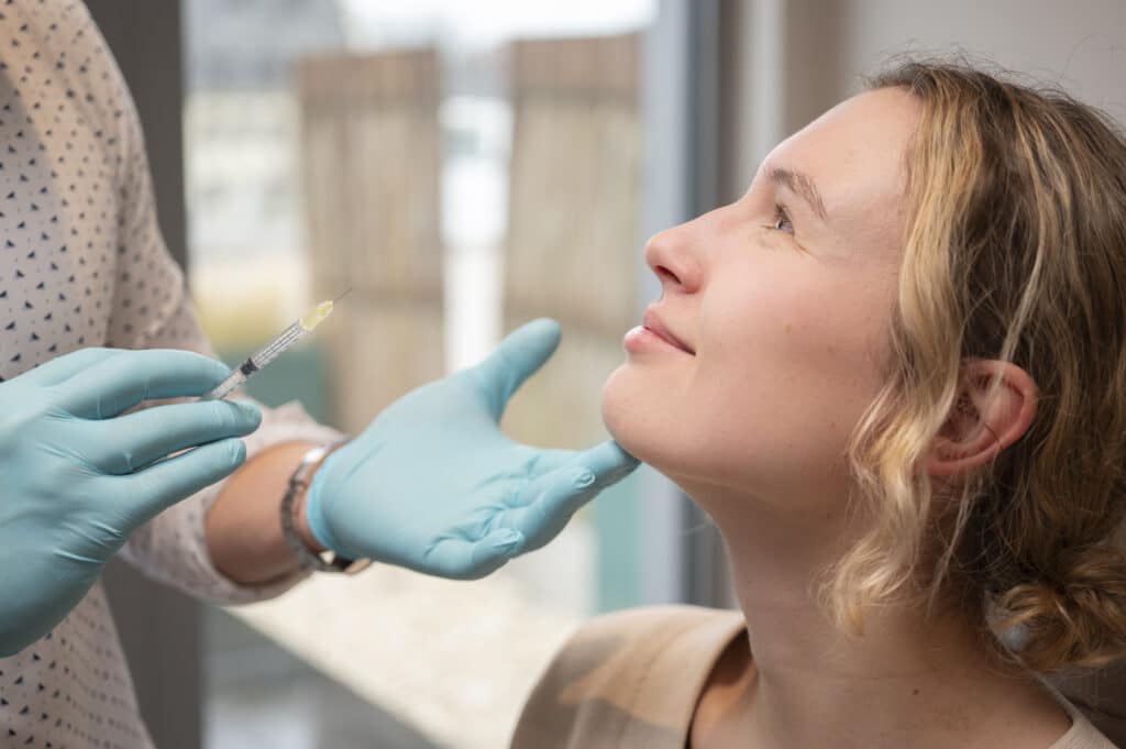 Eine junge Patientin bekommt eine Botoxbehandlung.