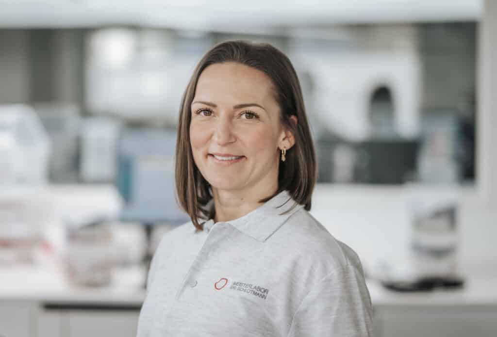 Zahntechnikerin im Dr. Schlotmann Meisterlabor