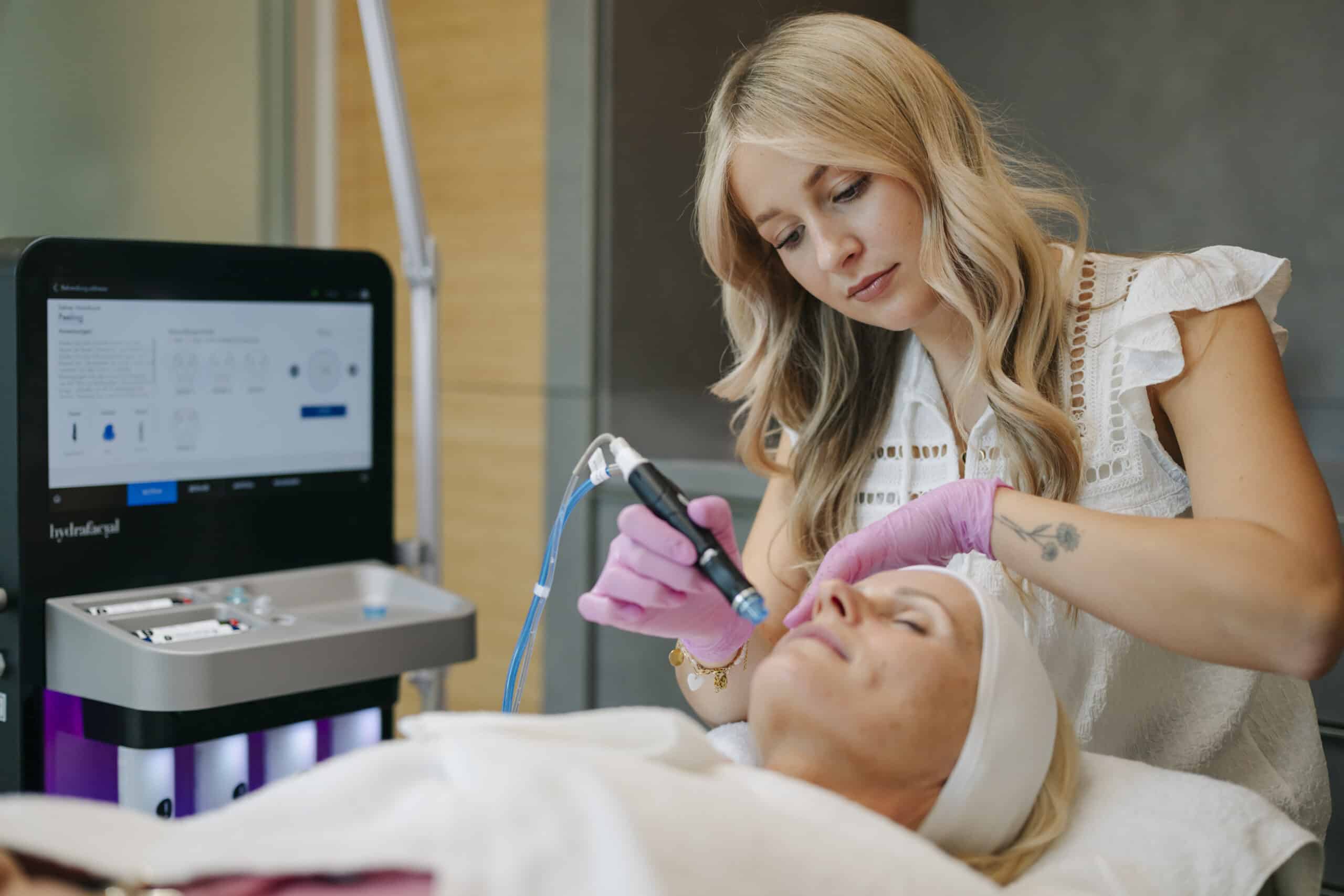 Patient liegt entspannt auf der Liege und erhält das Peeling der Hydrafacail-Behandlung
